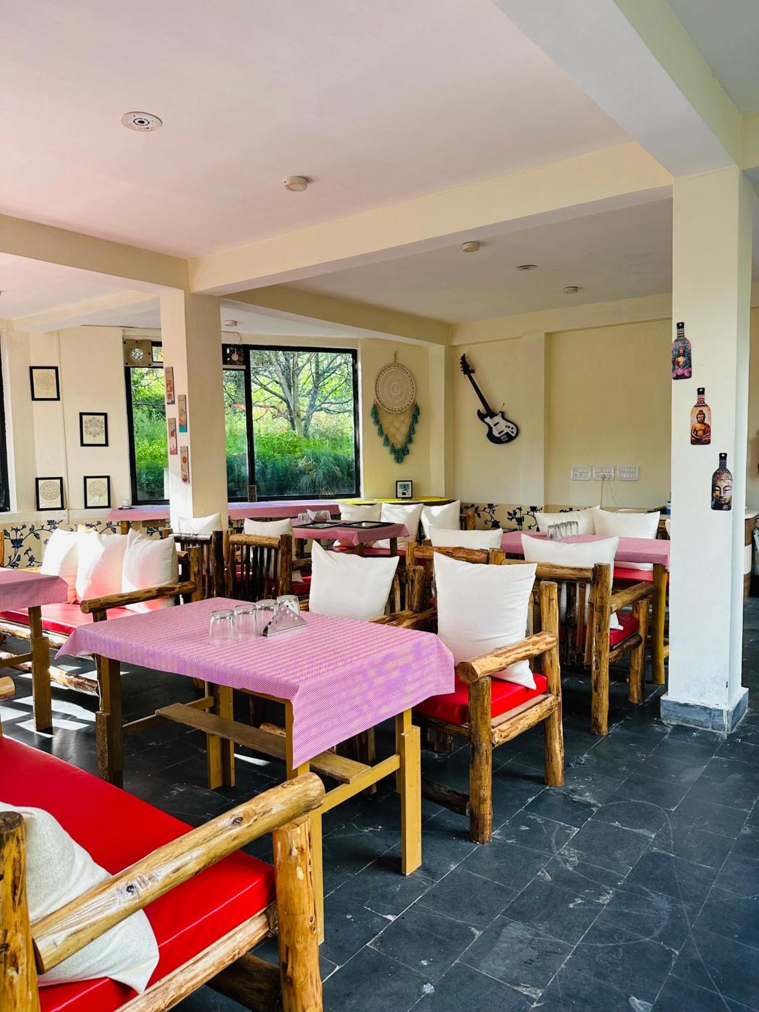 Red House Cafe And Inn Manāli Eksteriør billede